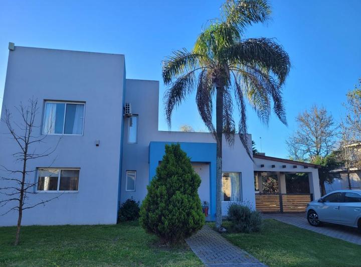 Casa · 678m² · 3 Ambientes · 1 Cochera