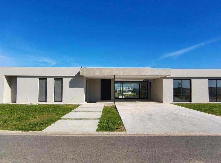 Casa · 259m² · 5 Ambientes · 2 Cocheras
