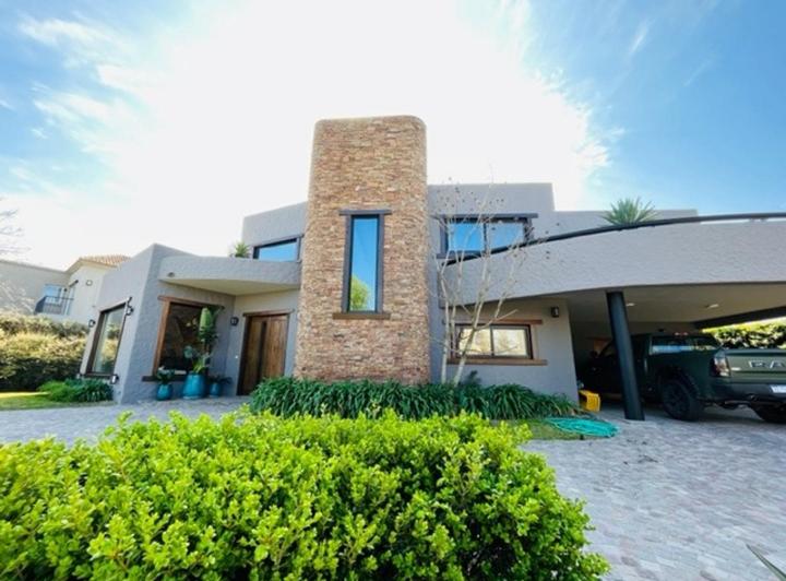 Casa · 410m² · 4 Ambientes · 2 Cocheras