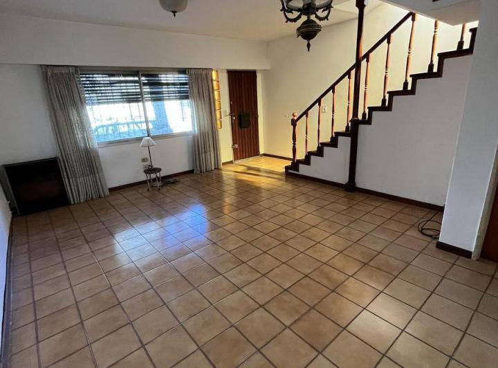 Casa · 190m² · 4 Ambientes · 3 Cocheras