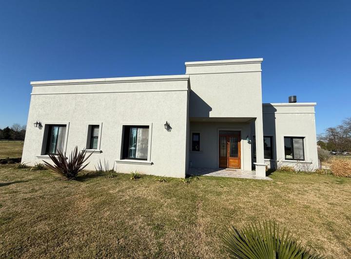 Casa · 217m² · 4 Ambientes · 2 Cocheras
