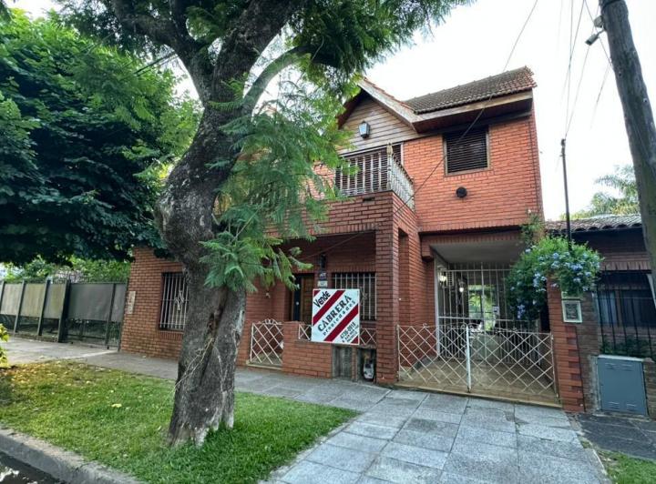 Casa · 230m² · 4 Ambientes · 2 Cocheras