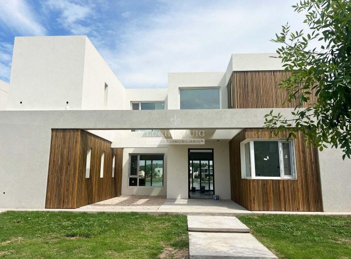 Casa · 210m² · 4 Ambientes · 2 Cocheras