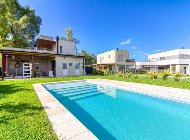 Casa · 179m² · 4 Ambientes · 5 Cocheras