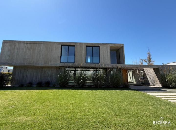 Casa · 226m² · 4 Ambientes · 2 Cocheras