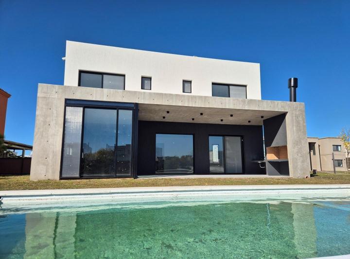 Casa · 230m² · 5 Ambientes
