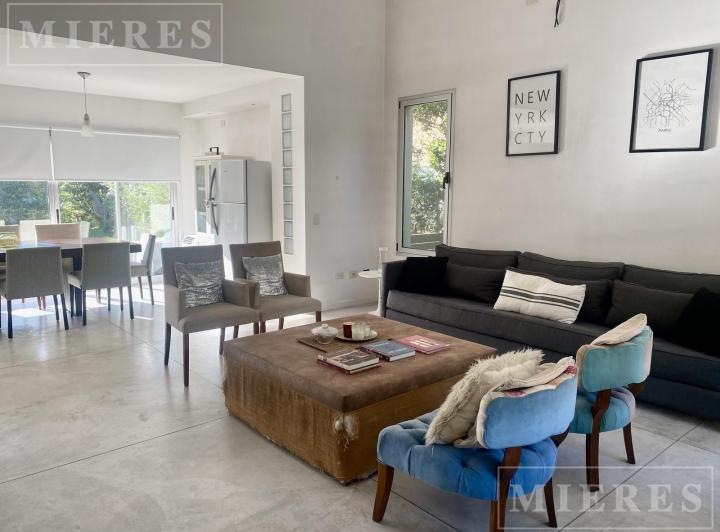 Casa · 173m² · 4 Ambientes · 2 Cocheras