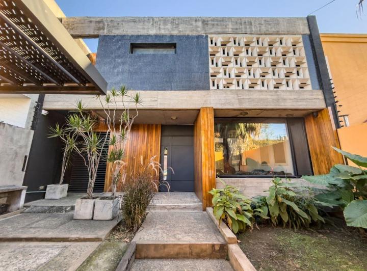Casa · 230m² · 7 Ambientes · 1 Cochera