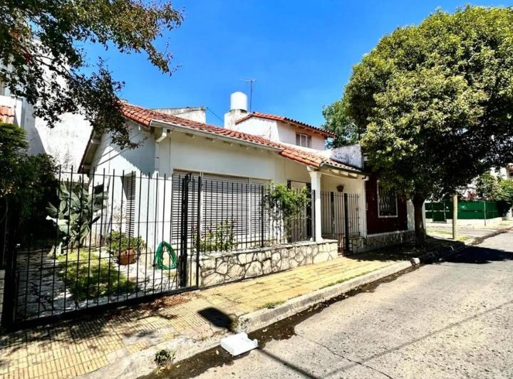 Casa · 130m² · 4 Ambientes · 2 Cocheras