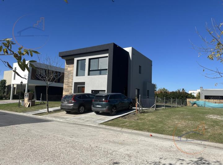 Casa · 165m² · 5 Ambientes · 3 Cocheras