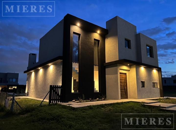 Casa · 200m² · 4 Ambientes · 1 Cochera