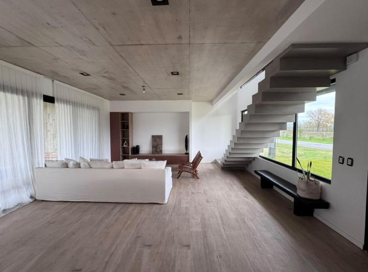 Casa · 115m² · 5 Ambientes · 2 Cocheras