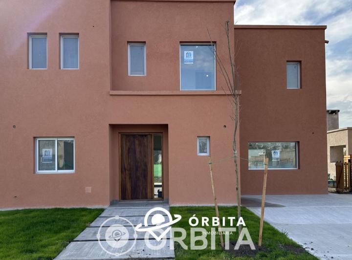 Casa · 158m² · 5 Ambientes · 2 Cocheras