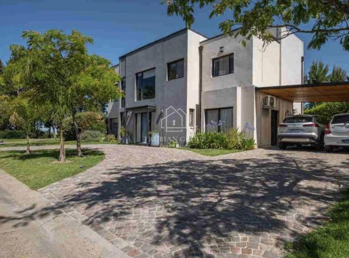 Casa · 190m² · 5 Ambientes · 2 Cocheras