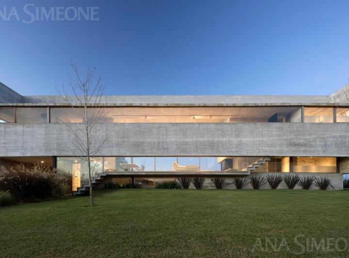 Casa · 240m² · 5 Ambientes · 3 Cocheras