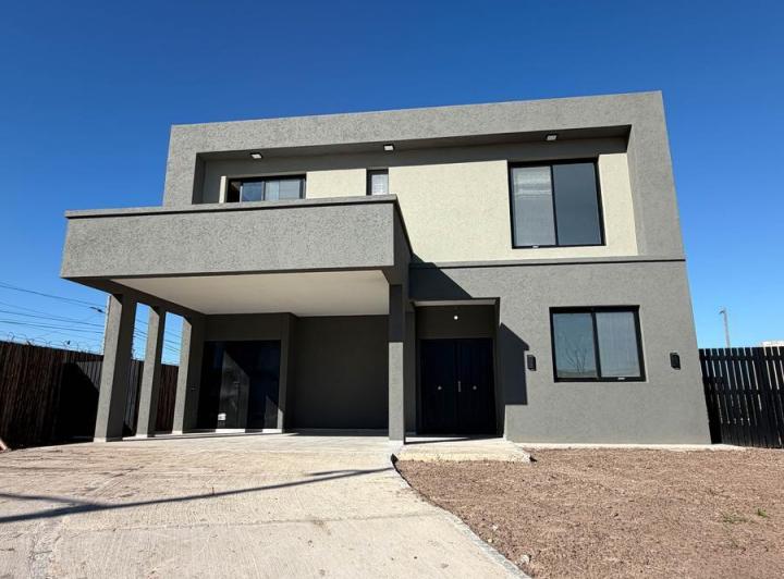 Casa · 550m² · 5 Ambientes · 2 Cocheras