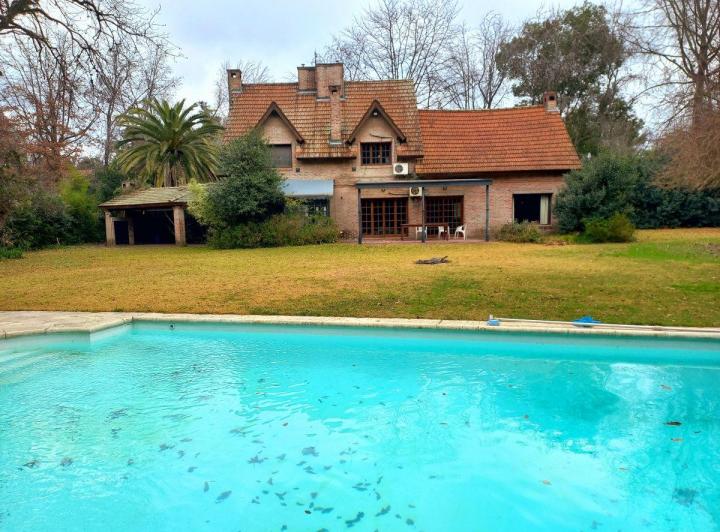 Casa · 300m² · 5 Ambientes · 2 Cocheras
