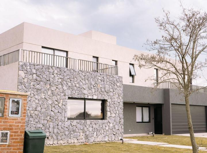 Casa · 214m² · 5 Ambientes · 2 Cocheras