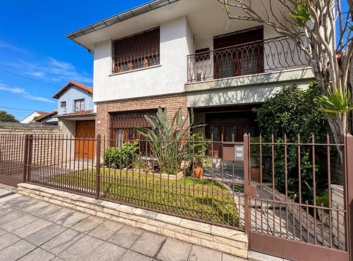 Casa · 253m² · 4 Ambientes · 2 Cocheras