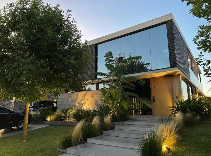 Casa · 249m² · 5 Ambientes · 4 Cocheras