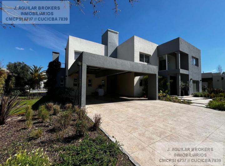 Casa · 330m² · 6 Ambientes · 2 Cocheras