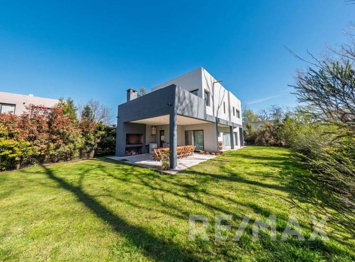 Casa · 122m² · 4 Ambientes · 2 Cocheras