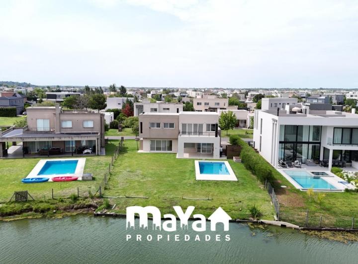 Casa · 205m² · 4 Ambientes · 2 Cocheras