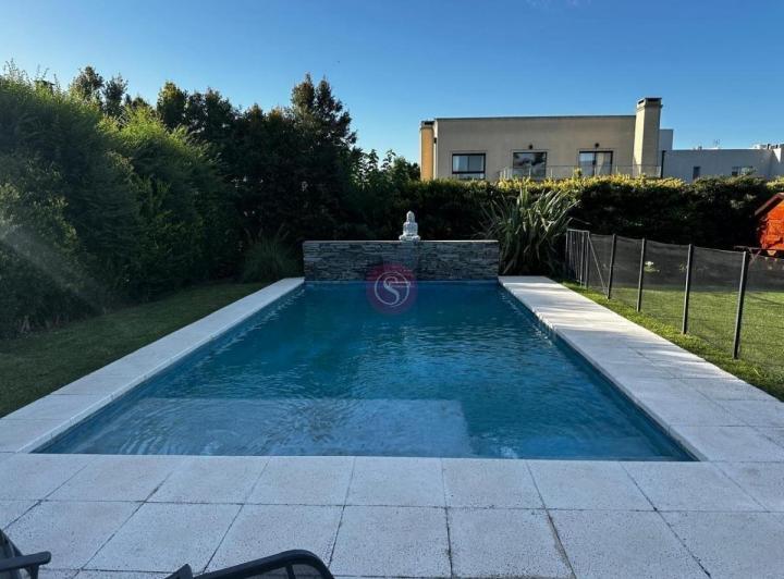 Casa · 198m² · 6 Ambientes · 2 Cocheras