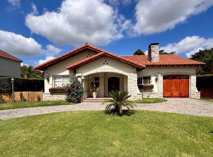 Casa · 120m² · 4 Ambientes · 2 Cocheras
