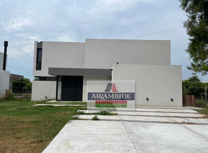 Casa · 211m² · 5 Ambientes · 2 Cocheras