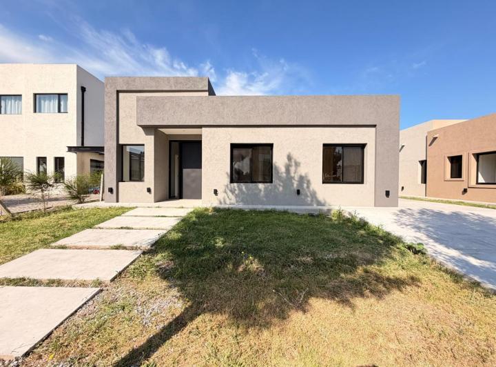 Casa · 150m² · 5 Ambientes · 5 Cocheras