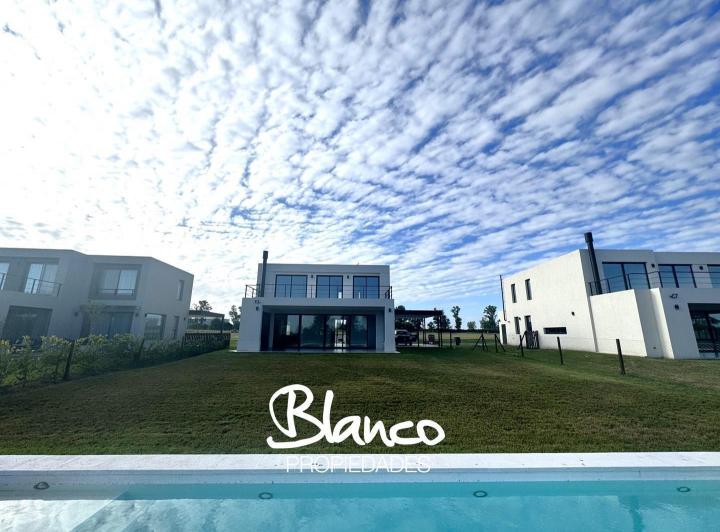 Casa · 218m² · 6 Ambientes · 1 Cochera