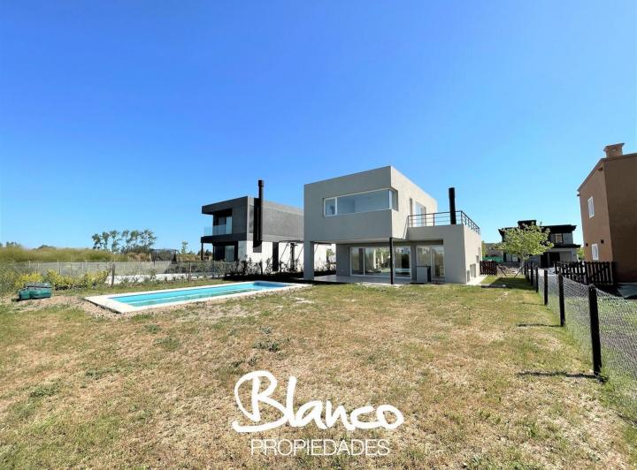 Casa · 153m² · 4 Ambientes · 2 Cocheras