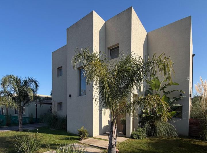 Casa · 160m² · 5 Ambientes · 4 Cocheras