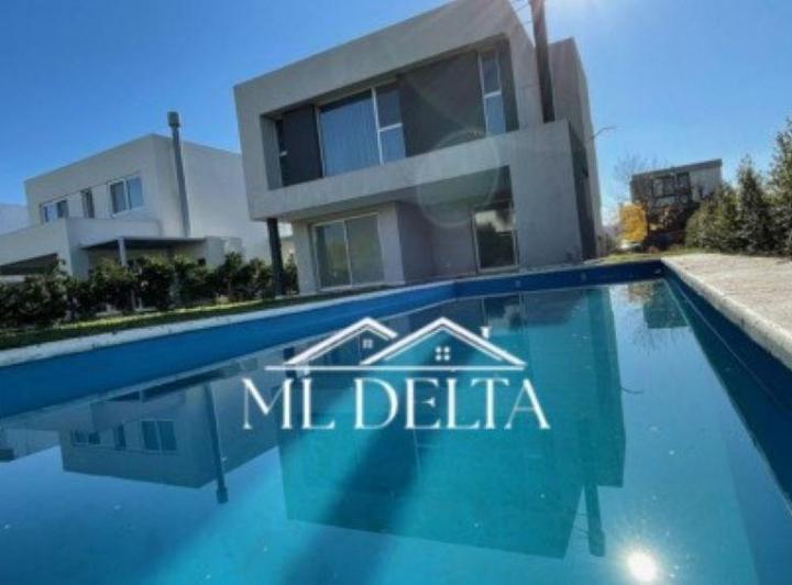 Casa · 210m² · 5 Ambientes · 1 Cochera