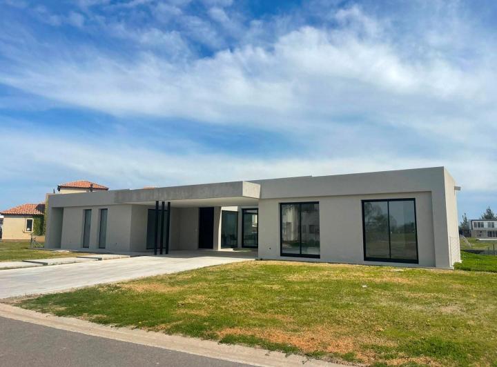 Casa · 259m² · 5 Ambientes · 2 Cocheras