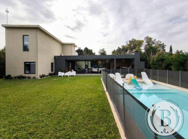 Casa · 207m² · 4 Ambientes · 2 Cocheras