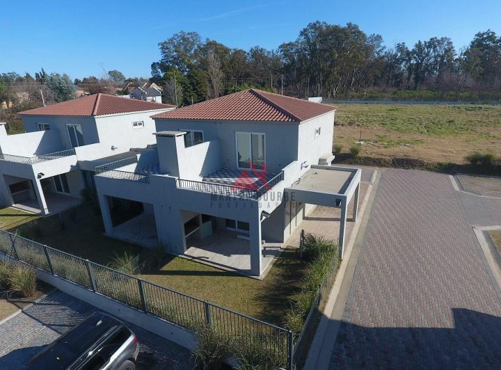 Casa · 98m² · 4 Ambientes · 1 Cochera