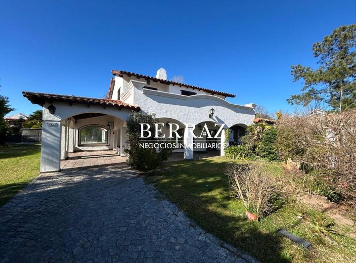 Casa · 300m² · 7 Ambientes · 6 Cocheras