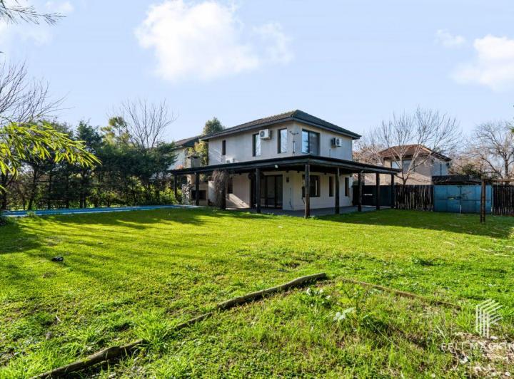 Casa · 144m² · 4 Ambientes · 2 Cocheras