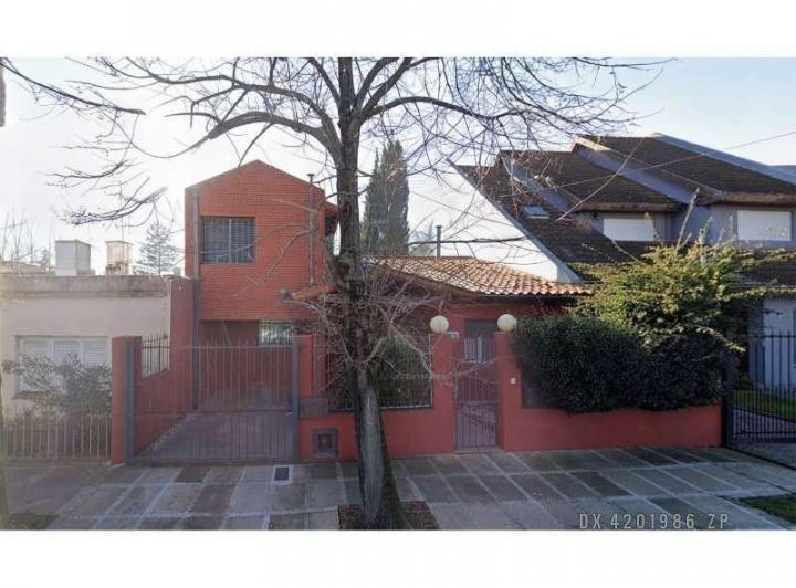 Casa · 220m² · 4 Ambientes · 1 Cochera