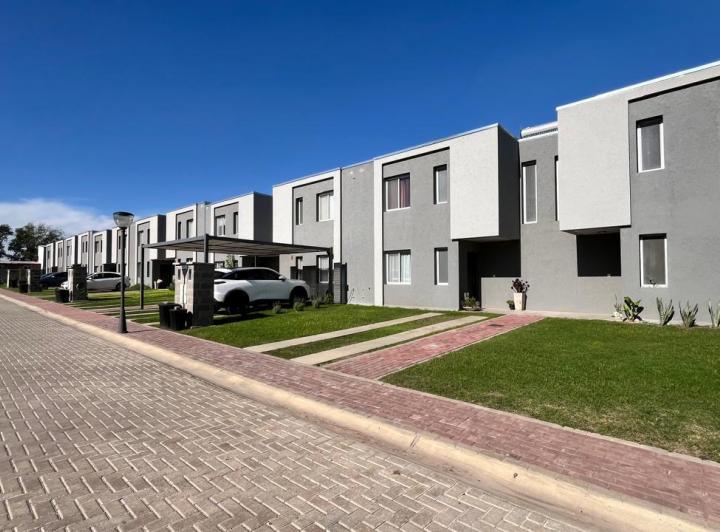 Casa · 104m² · 4 Ambientes · 2 Cocheras