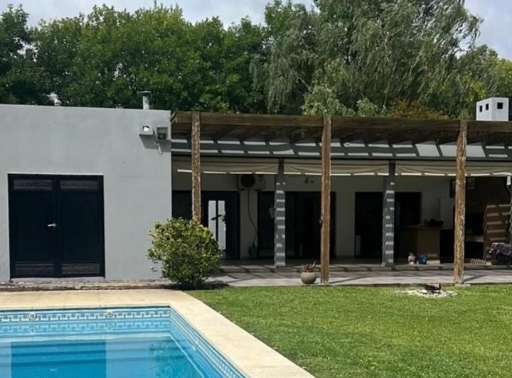 Casa · 210m² · 4 Ambientes · 4 Cocheras