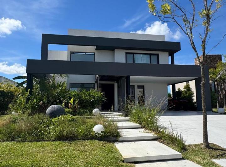 Casa · 350m² · 4 Ambientes · 2 Cocheras
