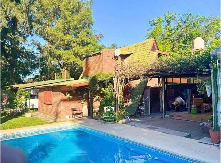 Casa · 140m² · 4 Ambientes · 3 Cocheras