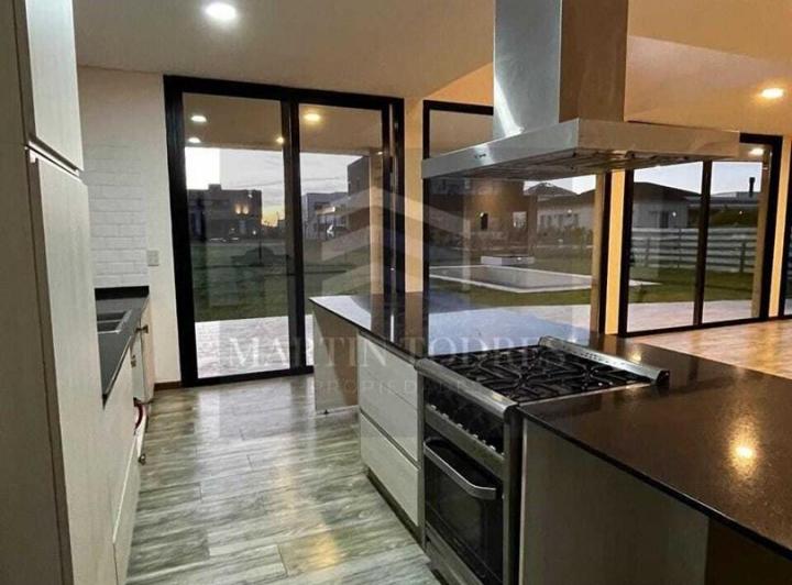 Casa · 200m² · 5 Ambientes · 4 Cocheras