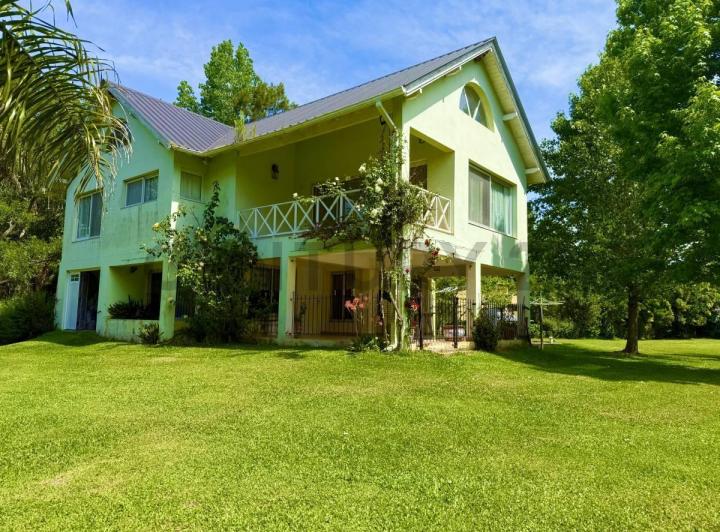 Casa · 230m² · 6 Ambientes · 1 Cochera