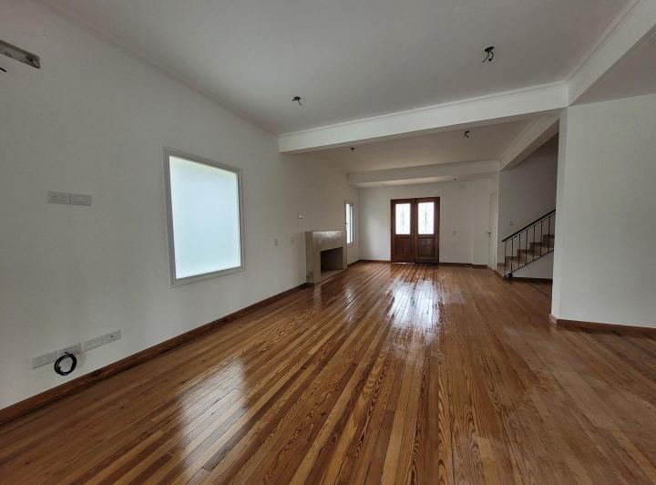 Casa · 220m² · 4 Ambientes · 2 Cocheras