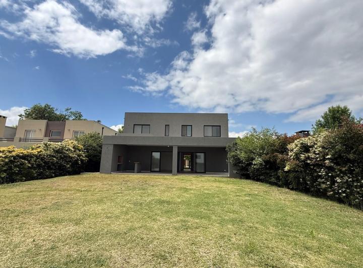 Casa · 207m² · 5 Ambientes · 1 Cochera