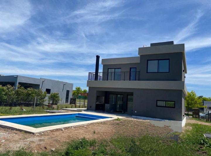 Casa · 140m² · 4 Ambientes · 2 Cocheras